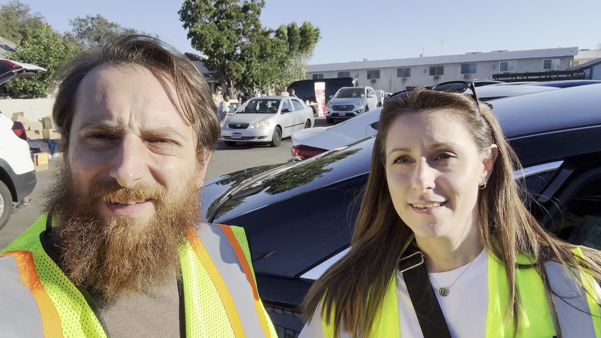 Zhirayr Gumruyan and fellow volunteer at the fire relief distribution site in Pasadena